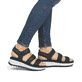 Schwarze Rieker Damen Riemchensandalen W3052-00 mit einem Klettverschluss. Schuh am Fuß.