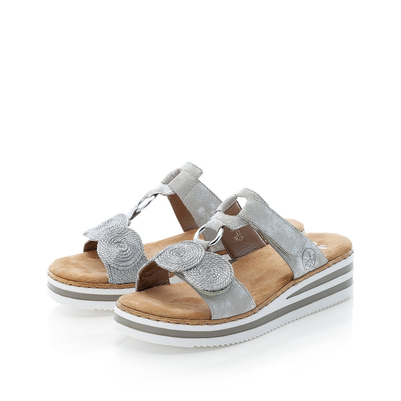 Graue Rieker Damen Pantoletten V02K3-40 mit einem Klettverschluss. Schuhpaar seitlich schräg.