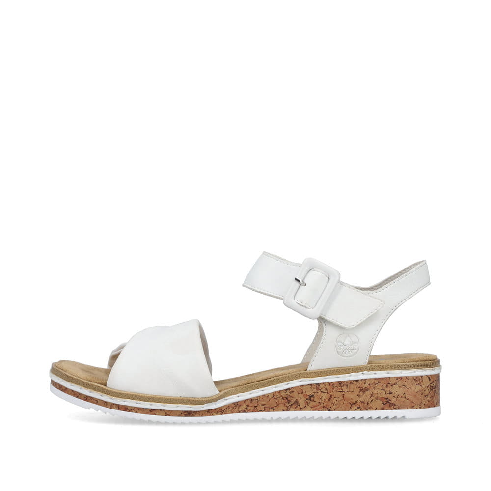 Weiße Rieker Keilsandaletten V3691-80 mit trendiger Schnalle. Schuh Außenseite.