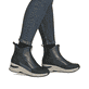 Bronzene Rieker Damen Kurzstiefel N9381-60 mit Metallic-Finish. Schuh am Fuß.