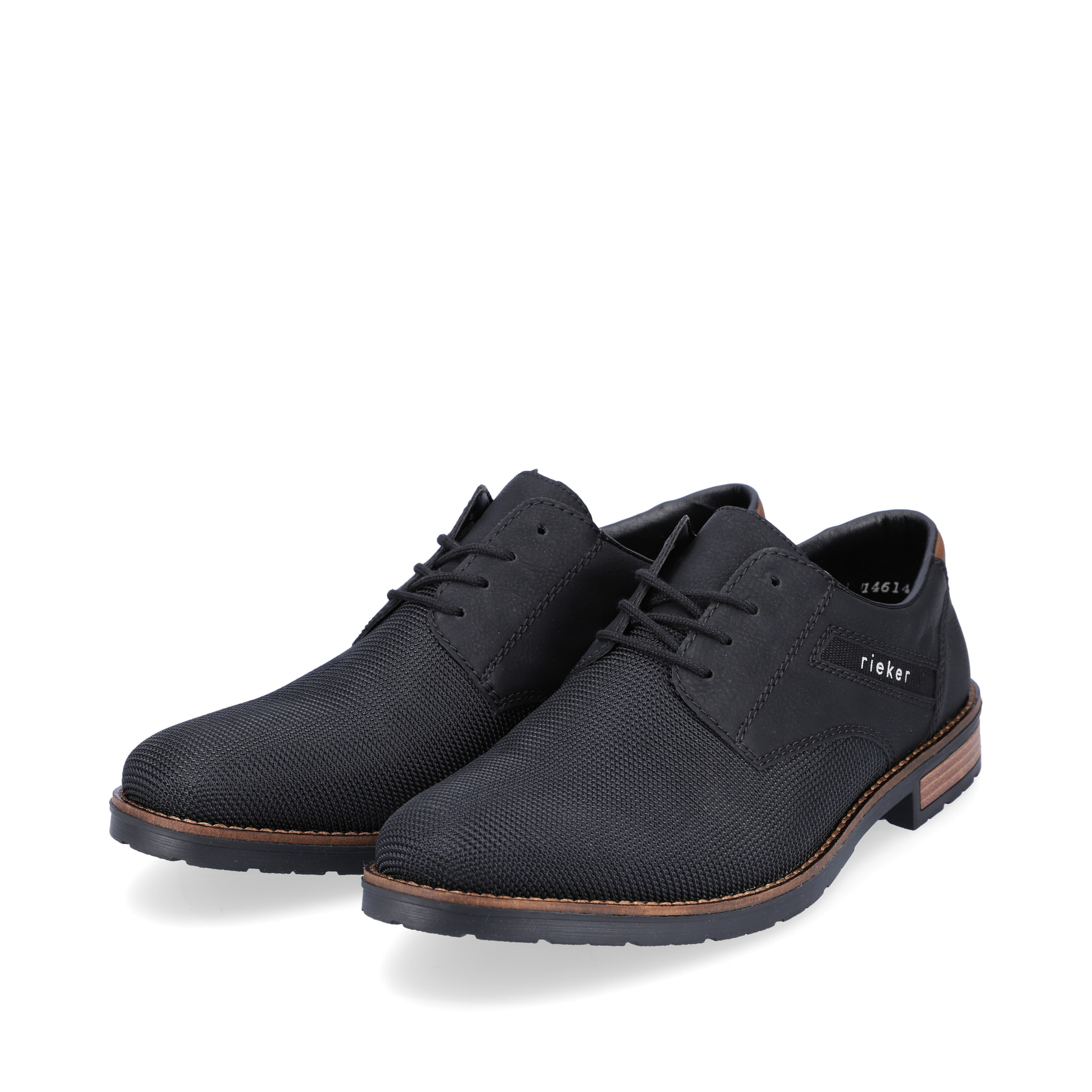 Graphitschwarze Rieker Herren Schnürschuhe 14614-00 mit einer robusten Profilsohle. Schuhpaar schräg.