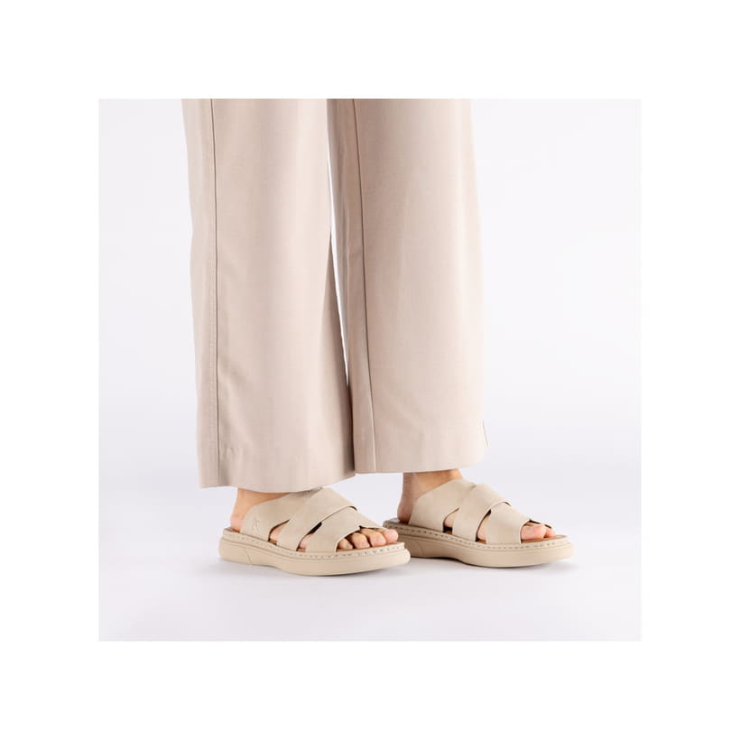 Beige Rieker Damen Pantoletten V3089-62 mit Gummizug sowie ultraleichter Sohle. Schuh am Fuß.
