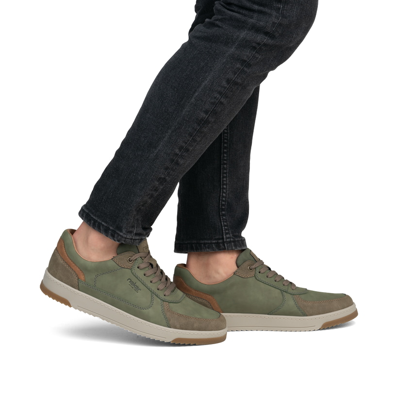 Grüne Rieker Herren Sneaker Low 17506-52 mit einer Schnürung sowie Extraweite H. Schuh am Fuß.