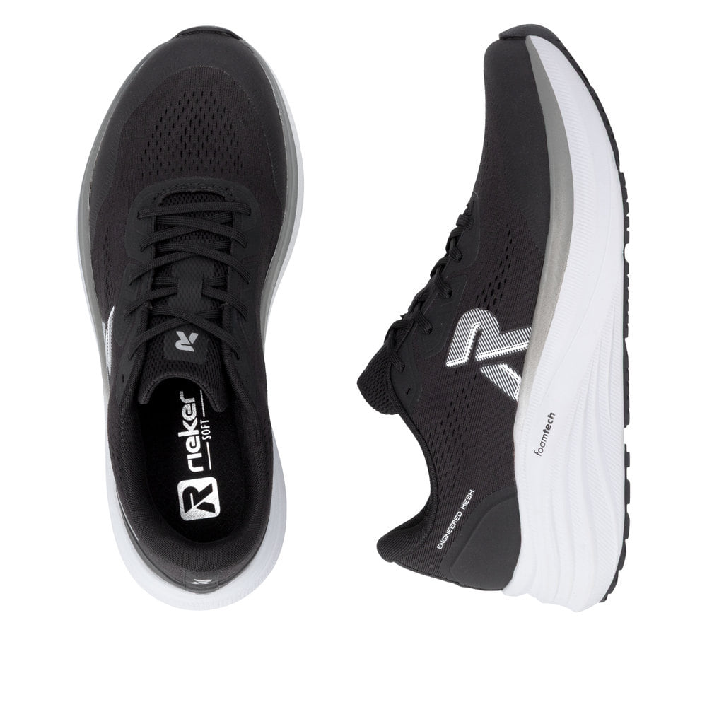 Schwarze Rieker Herren Sneaker Low U4102-00 mit Schnürung sowie abgesetztem Logo. Schuh von oben, liegend.