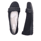 Nachtschwarze Rieker Ballerinas L9358-00 mit Riemen in Flechtoptik. Schuh von oben, liegend.