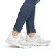 Weiße Rieker Damen Slipper W2503-80 mit Gummizug sowie einer flexiblen Sohle. Schuh am Fuß.