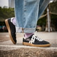Schwarze Rieker Herren Sneaker Low U2200-00 mit einer Schnürung. Schuh am Model.