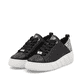 Schwarze Rieker Damen Sneaker Low W2602-02 mit einer Schnürung. Schuhpaar seitlich schräg.