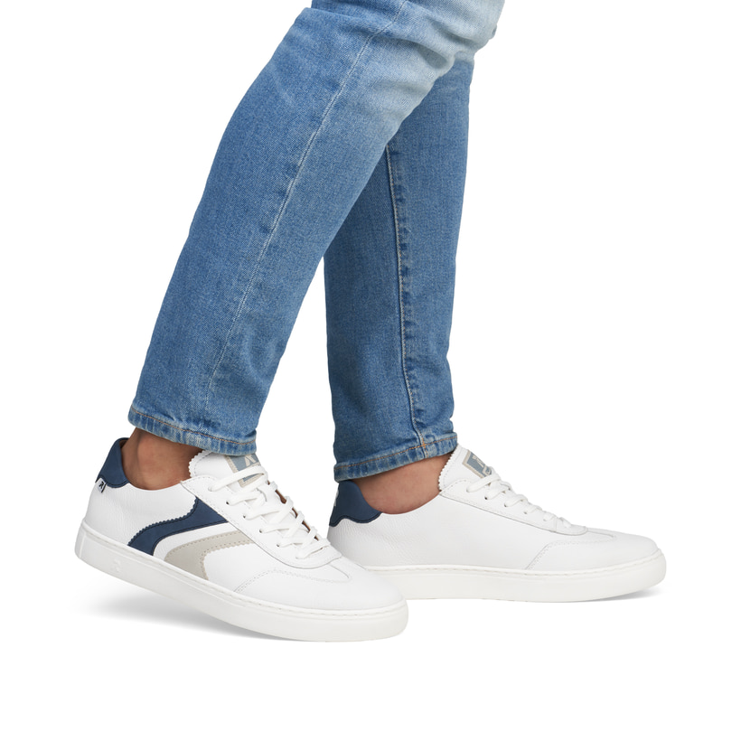 Weiße Rieker Herren Sneaker Low U0708-80 mit einer Schnürung. Schuh am Fuß.