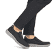 Schwarze Rieker Herren Slipper 03553-00 mit Elastikeinsatz sowie Extraweite H. Schuh am Fuß.