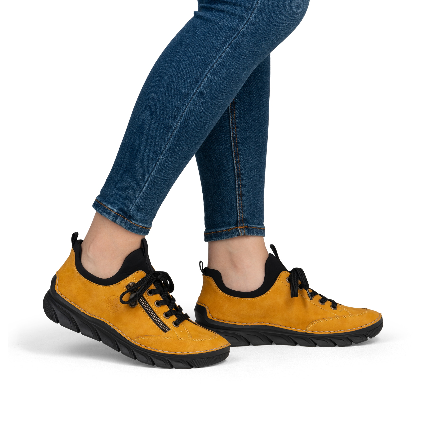 Mocassins Rieker jaunes pour femme 55073-68 avec bande élastique. Chaussure au pied.