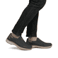 Blaue Rieker Herren Slipper 03365-14 mit einem Gummizug sowie der Extraweite H. Schuh am Fuß.
