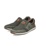 Grüne Rieker Herren Slipper 08869-54 mit einem Gummizug sowie Komfortweite G 1/2. Schuhpaar seitlich schräg.