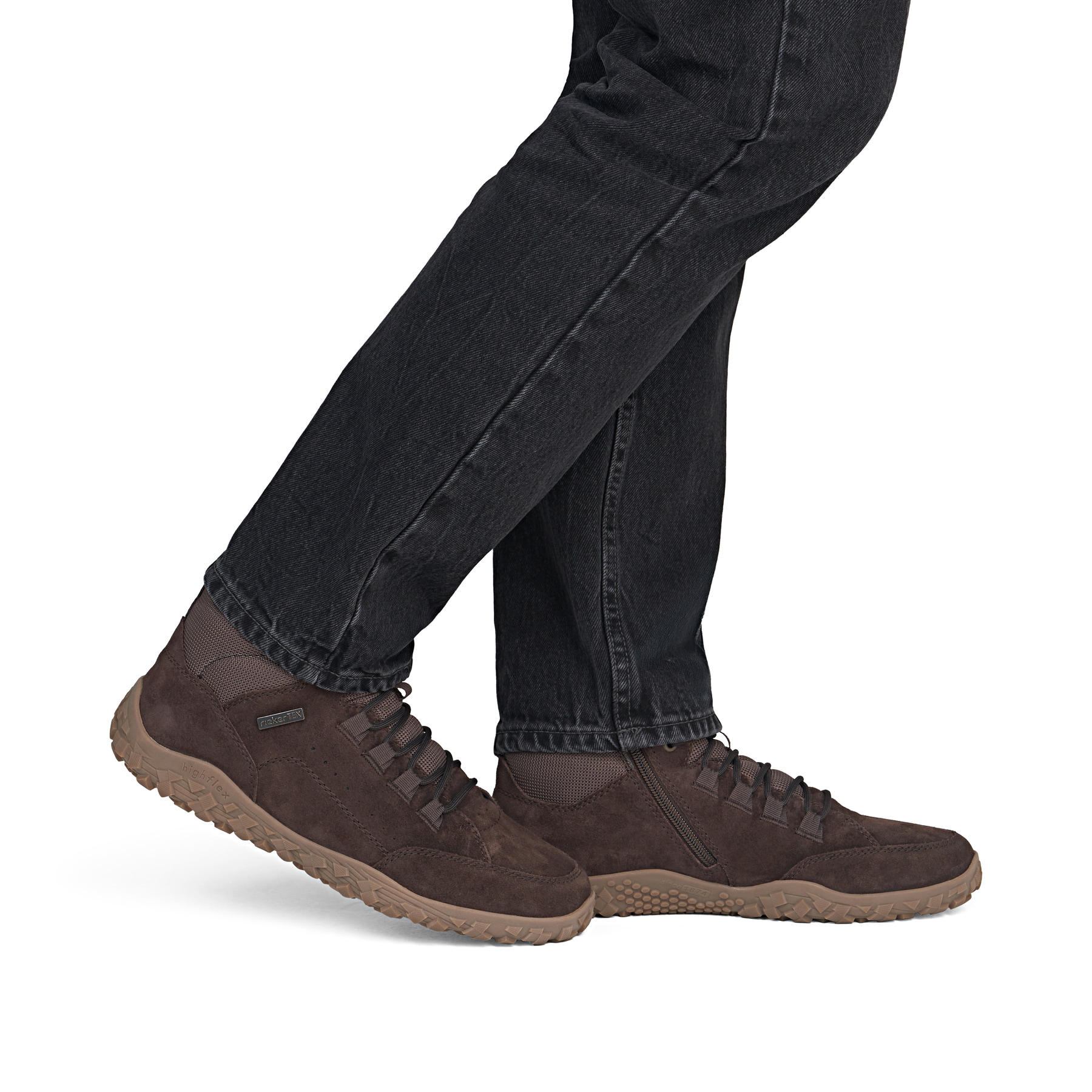 Dunkelbraune Rieker Herren Schnürstiefel 08102-25 aus Rauleder. Schuh am Fuß.