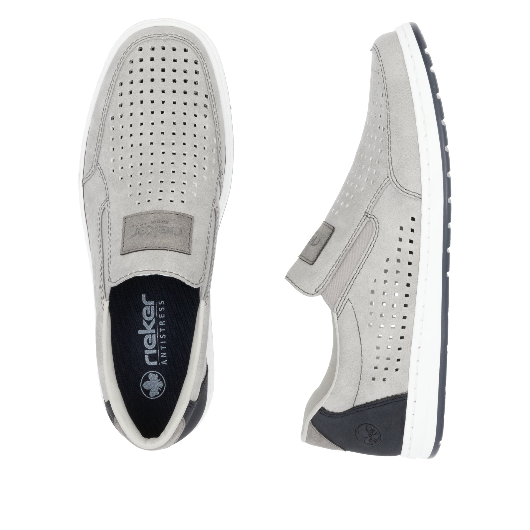 Graue Rieker Herren Slipper 18267-40 mit einem Gummizug sowie Komfortweite G 1/2. Schuh von oben, liegend.