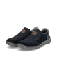 Blaue Rieker Herren Slipper 03053-14 mit einem Gummizug sowie der Extraweite H. Schuhpaar seitlich schräg.