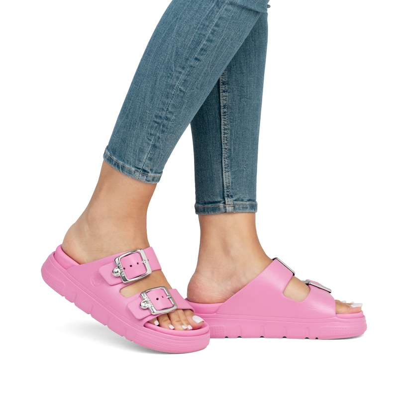 Rosane Rieker Damen Pantoletten P2180-34 mit Schnallen sowie ultraleichter Sohle. Schuh am Fuß.