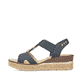 Blaue Rieker Keilsandaletten 63798-14 mit einem Gummizug. Schuh Außenseite.
