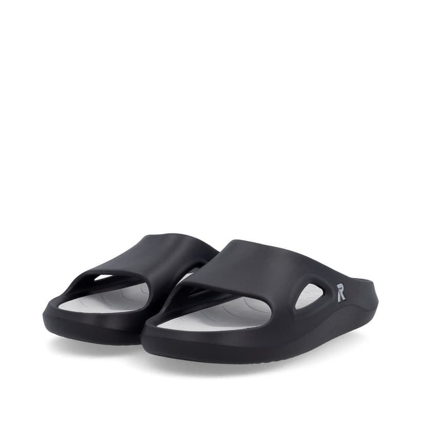 Schwarze Rieker Herren Pantoletten U3450-00 mit einer ultraleichten Sohle. Schuhpaar seitlich schräg.