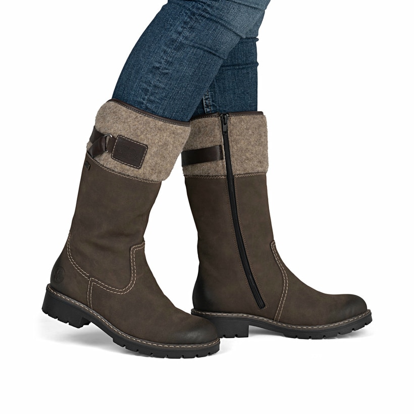 Braune Rieker Damen Hochschaftstiefel Y9190-25 mit wasserabweisender TEX-Membran. Schuh am Fuß.