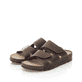 Braune Rieker Herren Pantoletten 25691-25 mit einem Klettverschluss. Schuhpaar seitlich schräg.