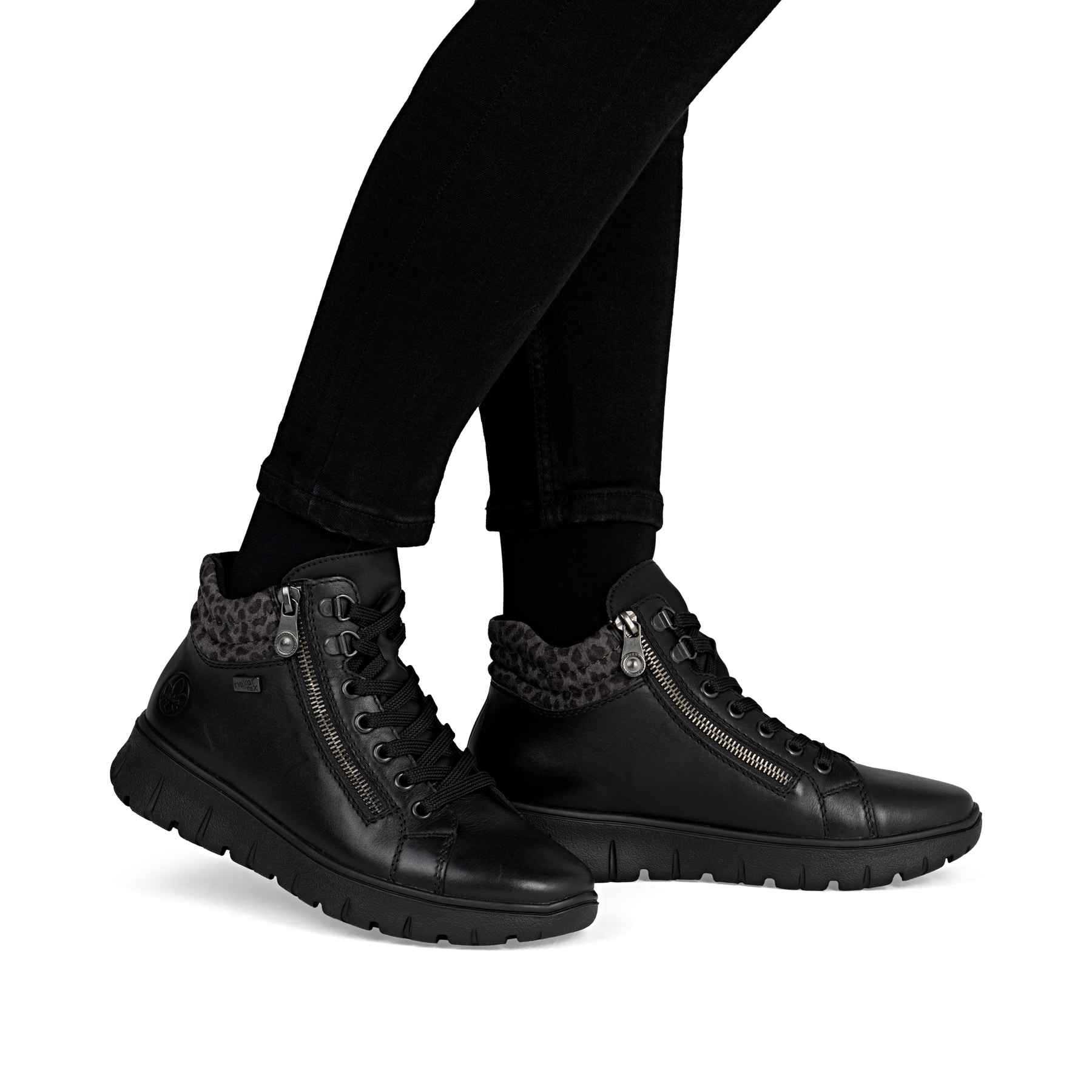 Schwarze Rieker Damen Schnürstiefel N1305-00 aus Glattleder. Schuh am Fuß.