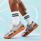 Graue Rieker Herren Sneaker Low 09100-45 mit einer Gummischnürung. Schuh am Model.