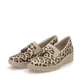 Beige Rieker Damen Loafer 53751-20 mit einem Gummizug sowie schmaler Passform E. Schuhpaar seitlich schräg.