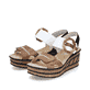 Beige Rieker Keilsandaletten 68176-64 mit trendigen Schnalle. Schuhpaar seitlich schräg.