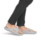 Graue Rieker Herren Pantoletten U3450-40 mit ultraleichter und flexibler Sohle. Schuh am Fuß.