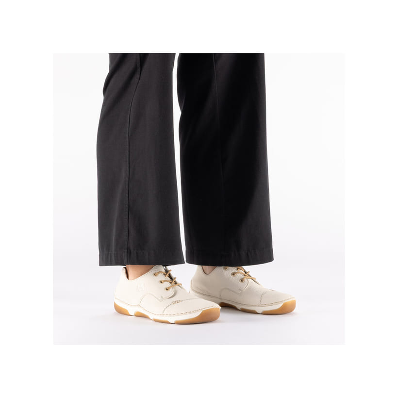 Weiße Rieker Damen Schnürschuhe 55920-80 mit modernen Ziernähten. Schuh am Fuß.