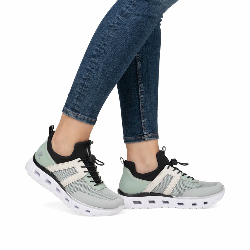Baskets basses Rieker vertes végétaliennes pour femme M6061-52. Chaussure au pied.