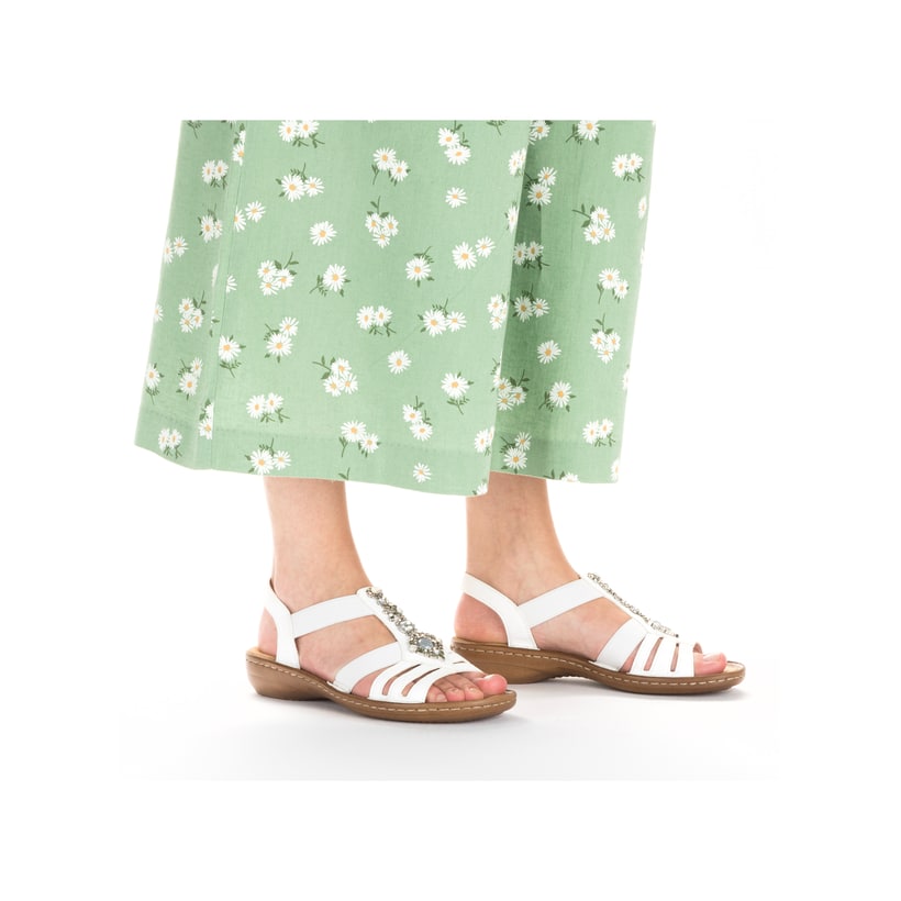 Weiße Rieker Damen Riemchensandalen 60839-80 mit Schmuckelementen sowie Gummizug. Schuh am Fuß.