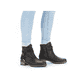 
Tiefschwarze Rieker Damen Kurzstiefel 77263-00 mit einer schockabsorbierenden Sohle. Schuh am Fuß