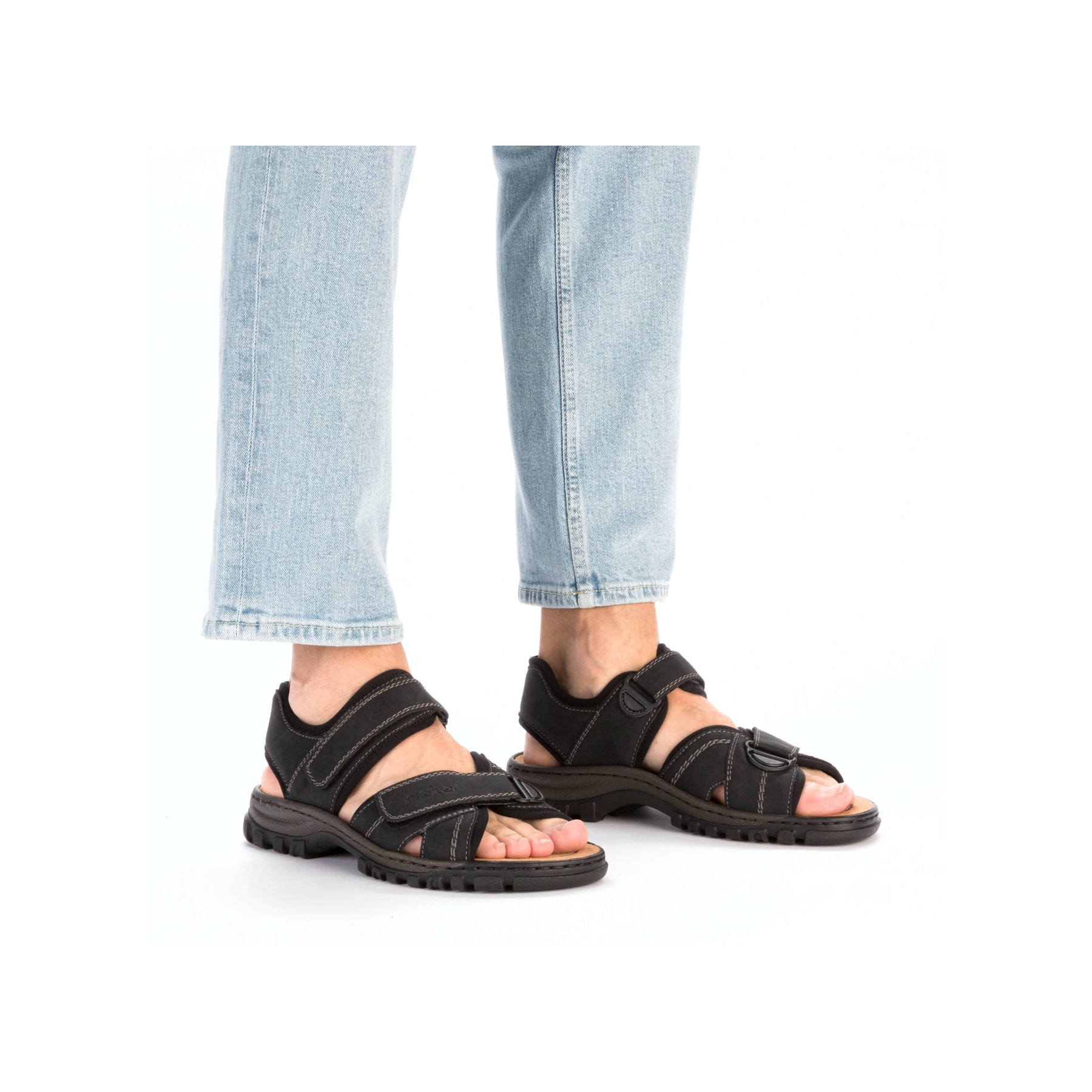 Schwarze Rieker Herren Trekkingsandalen 25051-03 mit einem Klettverschluss. Schuh am Fuß.