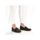 Schwarze Rieker Damen Loafer 45300-00 mit Gummizug sowie schmaler Passform E 1/2. Schuh am Fuß.