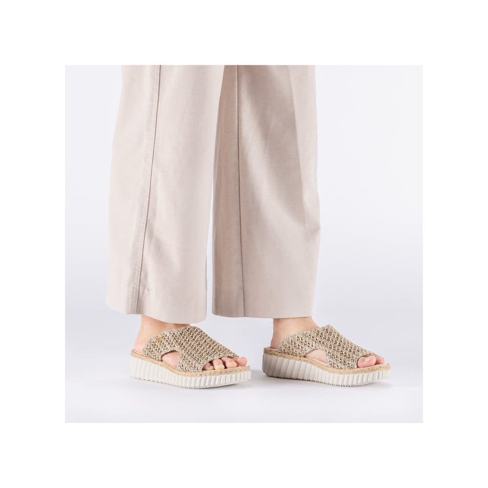 Beige vegane Rieker Damen Pantoletten 69280-60 mit der Extraweite H. Schuh am Fuß.
