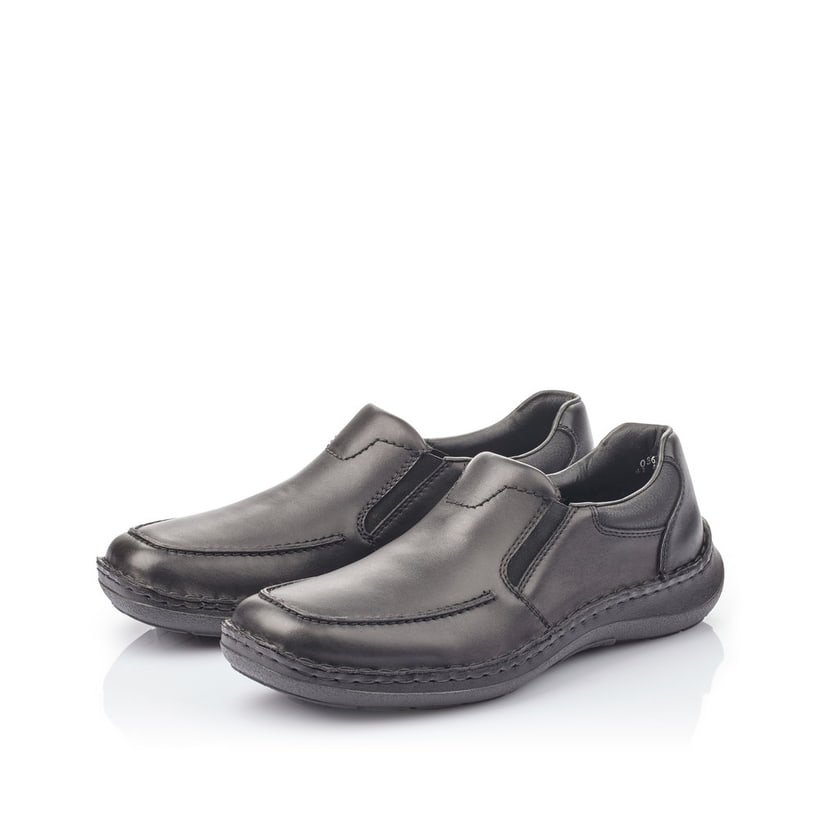 Schwarze Rieker Herren Slipper 03064-01 mit Elastikeinsatz sowie Extraweite H. Schuhpaar seitlich schräg.