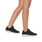 Schwarze Rieker Damen Sneaker Low 54021-00 mit ultra leichter Sohle. Schuh am Fuß.