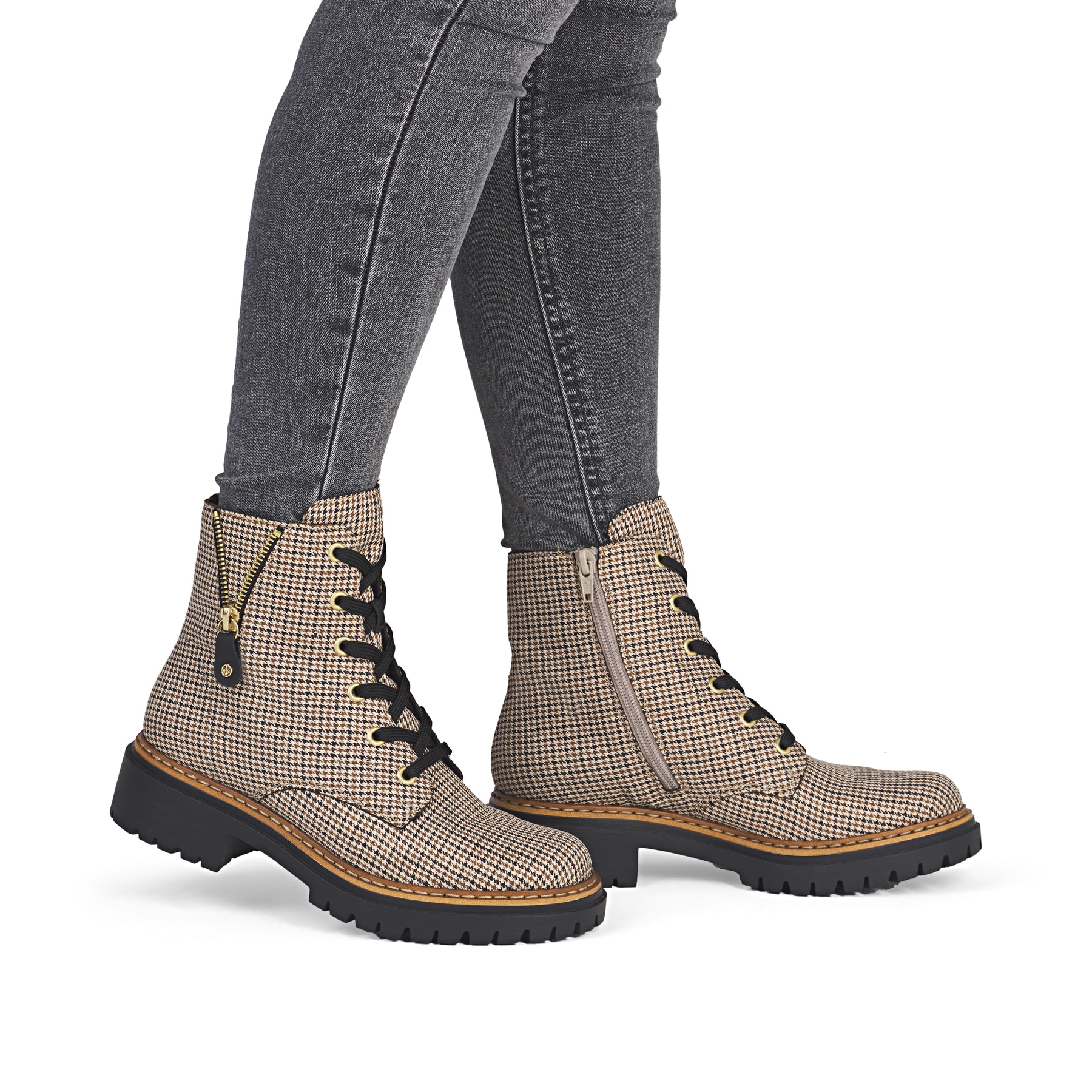 Biker Boots Rieker beiges femme 72617-60 avec motif Ã  carreaux Ã  la mode. Chaussure au pied.