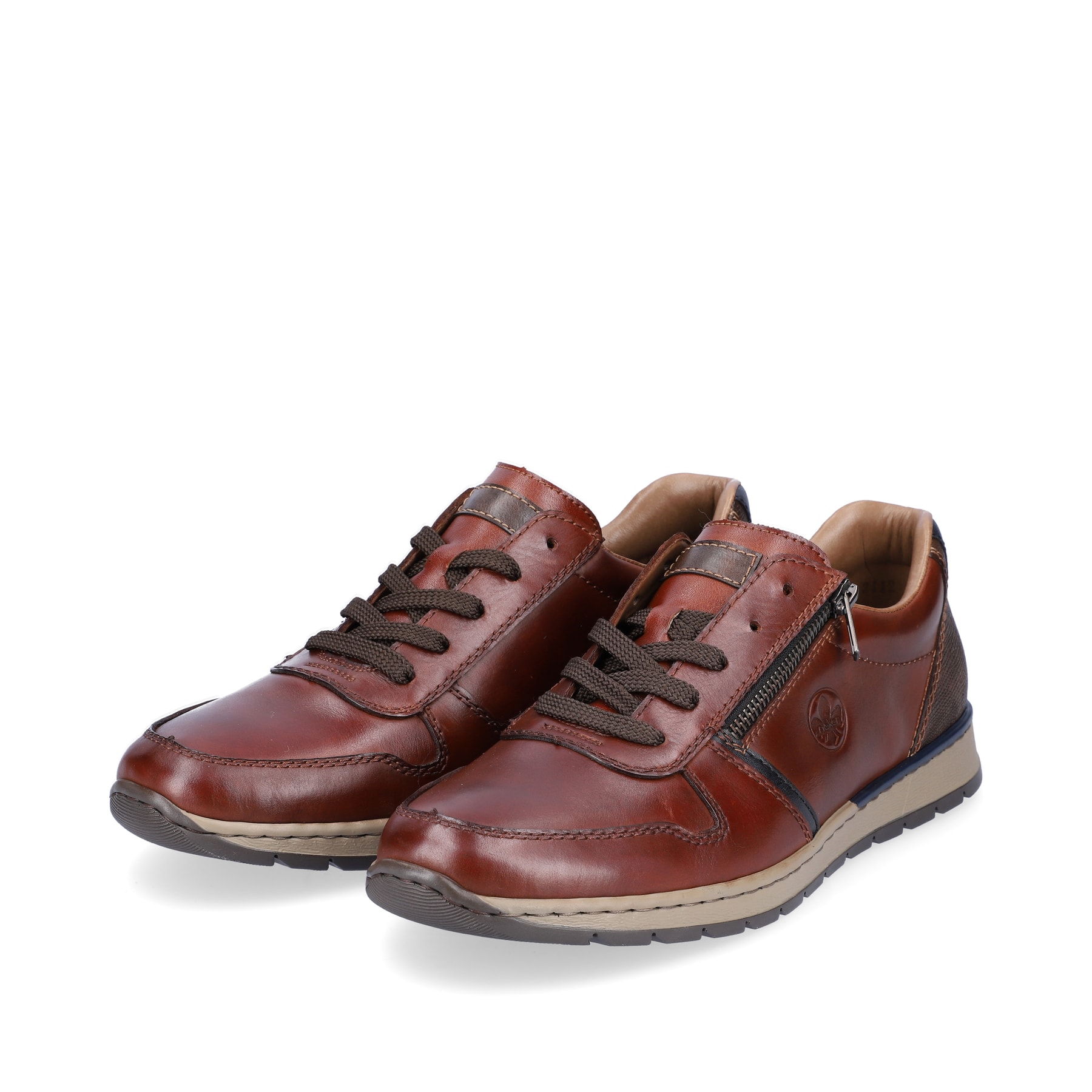 Braune Rieker Herren Sneaker Low B2112-25 aus Glattleder. Schuhpaar seitlich schräg.