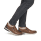 Braune Rieker Herren Slipper 14465-24 aus Glattleder. Schuh am Fuß.