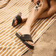 Schwarze Rieker Damen Pantoletten W3250-00 mit flexibler und ultraleichter Sohle. Schuh am Model.