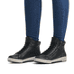 Schwarze Rieker Damen Sneaker High W0164-00 mit leichter und griffiger Sohle. Schuh am Fuß.