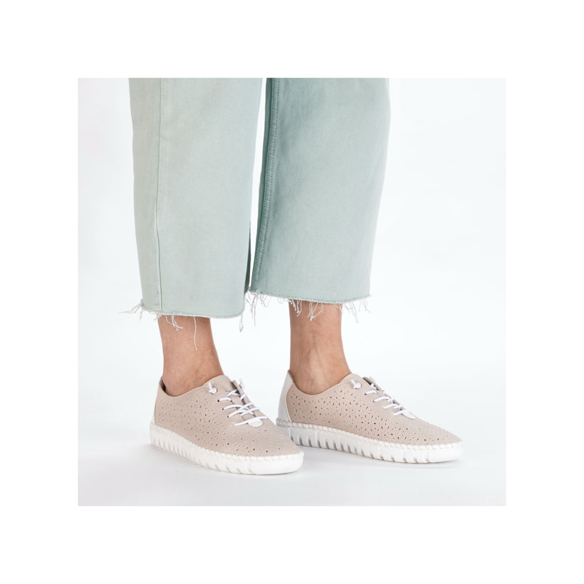 Rosane Rieker Damen Slipper M2356-31, Barfußschuhe mit einem Gummizug. Schuh am Fuß.