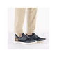 Blaue Rieker Herren Slipper B9643-14 mit einem Gummizug sowie der Komfortweite G. Schuh am Fuß.
