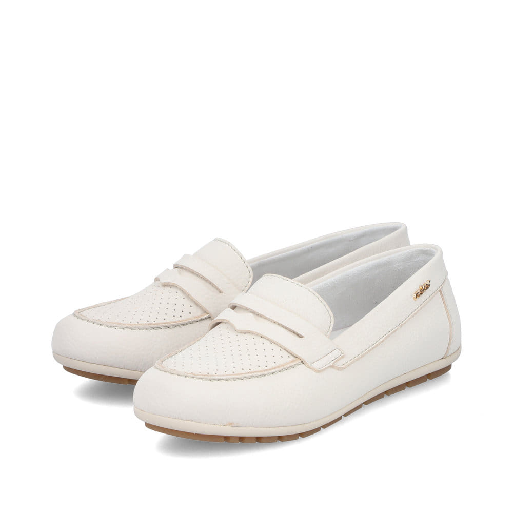 Weiße Rieker Damen Loafer 43862-80 mit einer herausnehmbaren Einlegesohle. Schuhpaar seitlich schräg.