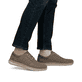 Braune Rieker Herren Schnürschuhe 10405-25 mit der Extraweite H. Schuh am Fuß.