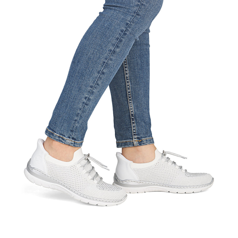 Silberne Rieker Damen Slipper L3261-90 mit easy Hineinschlüpf-Möglichkeit. Schuh am Fuß.