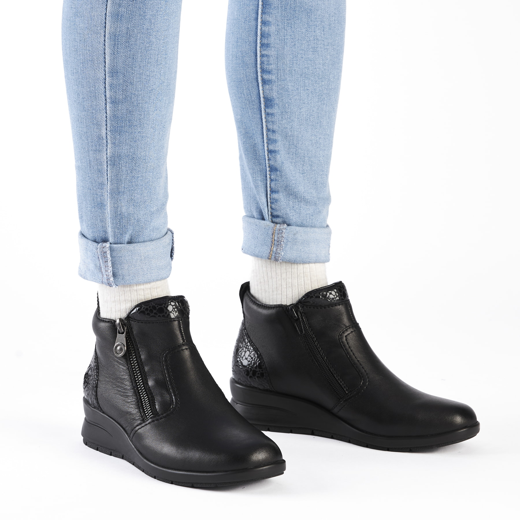 Schwarze Rieker Damen Kurzstiefel L4861-00 aus Glattleder mit Reißverschluss. Schuh am Fuß.
